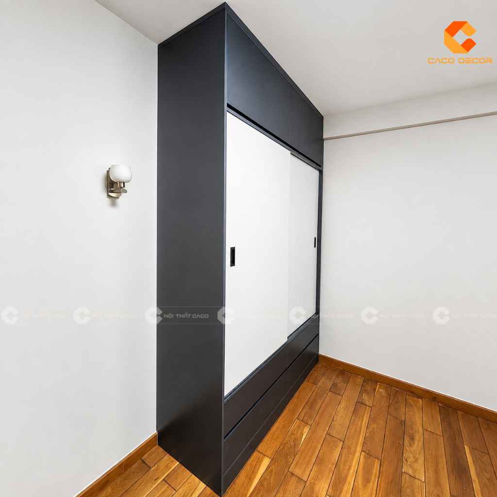 Tủ quần áo cửa lùa phối trắng xám đậm hoàn thiện tại nhà anh Hiếu ở Thảo Điền