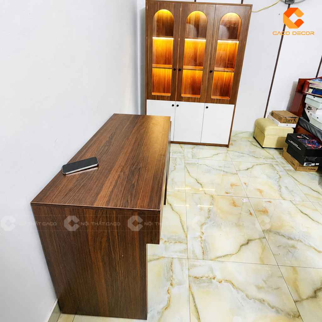 Tủ trưng bày có LED và bàn trang điểm thực tế tại nhà chị Hằng