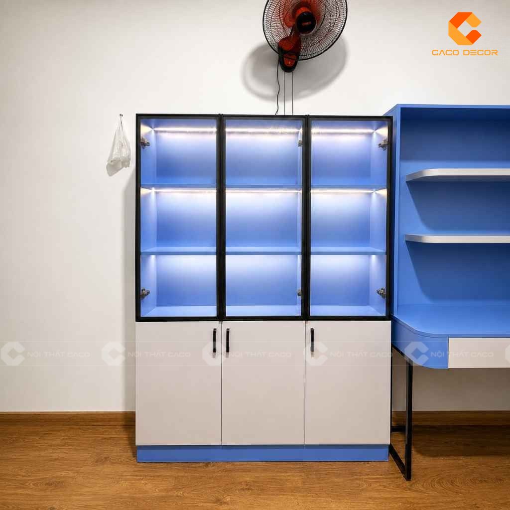 Tủ trưng bày ba cánh kính khung nhôm đen tích hợp đèn LED