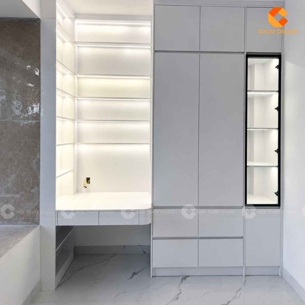Bàn và hệ kệ LED phòng ngủ tone trắng của Phương Hoàng