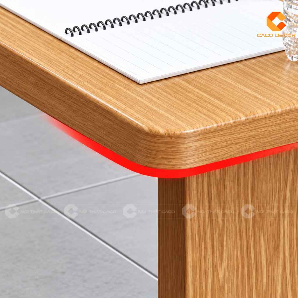 Cận cảnh góc bo mềm và viền nhấn đỏ của bàn phòng họp gỗ tự nhiên BHTN014