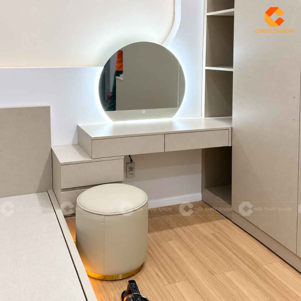 Bàn trang điểm gương tròn có đèn trong phòng ngủ anh Duy An Tây Ninh