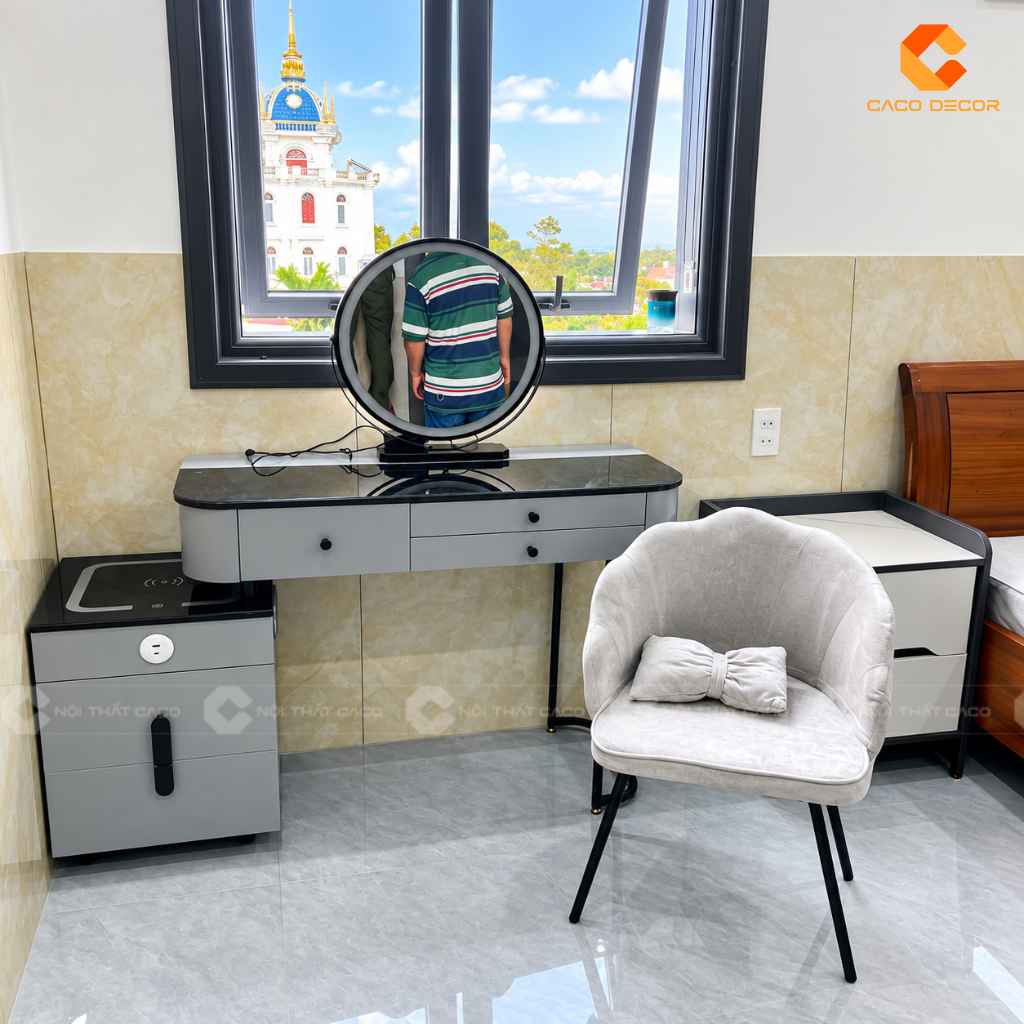 Bàn trang điểm và tab đầu giường đồng bộ tại nhà anh Huy Bảo Lộc