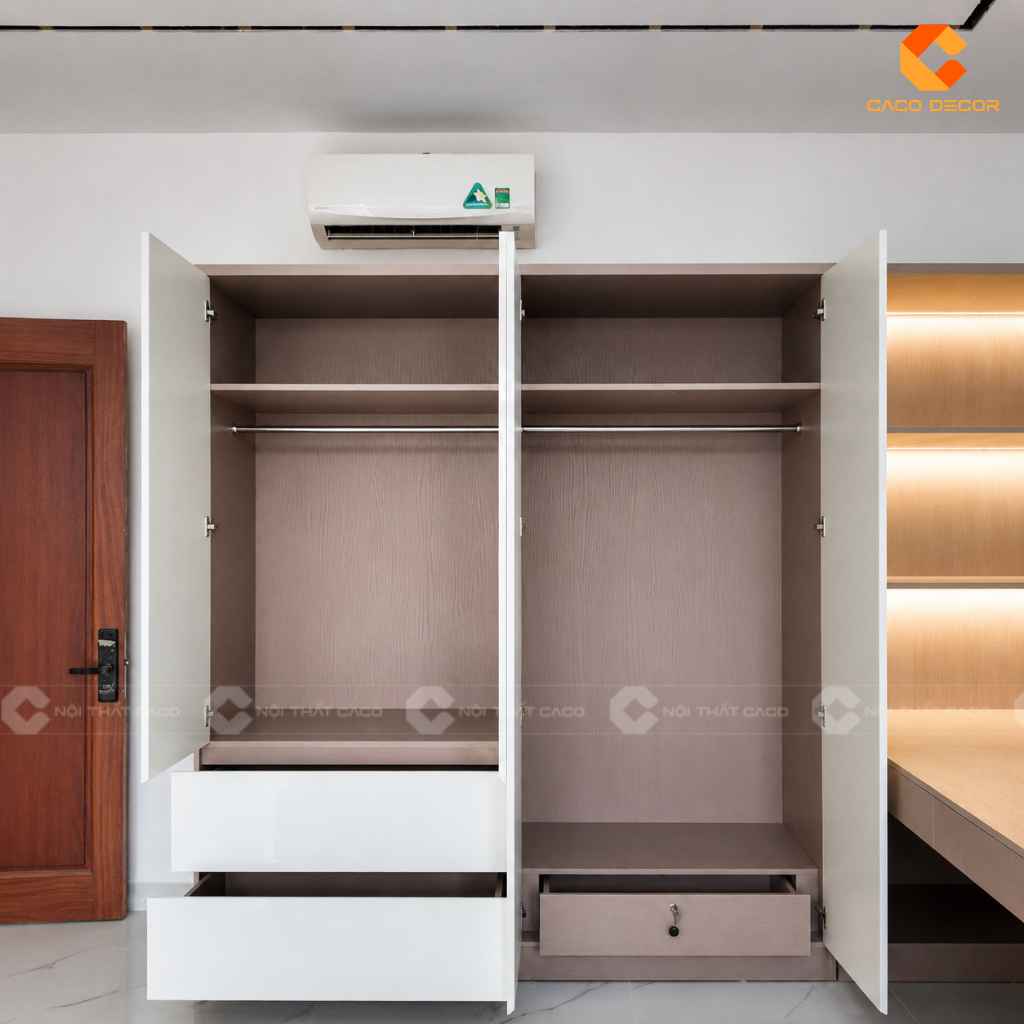 Bên trong tủ quần áo với khoang treo và ngăn kéo tại nhà Phương Hoàng