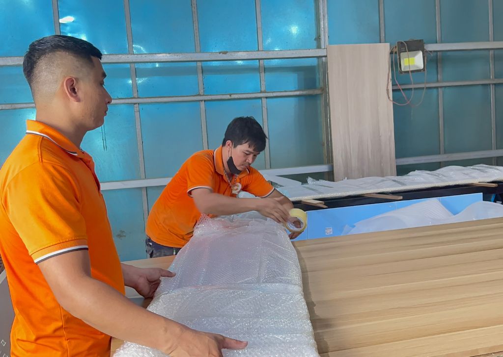 Bọc bảo vệ sản phẩm nội thất tại xưởng CaCo