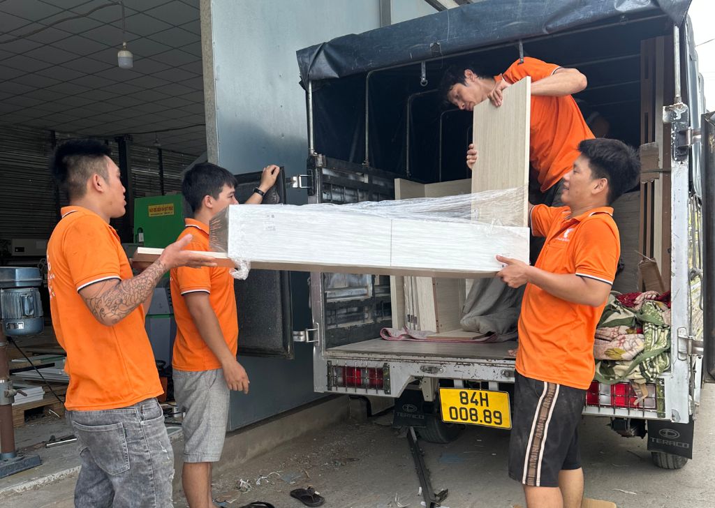 Bọc hàng và đưa sản phẩm lên xe tại xưởng CaCo