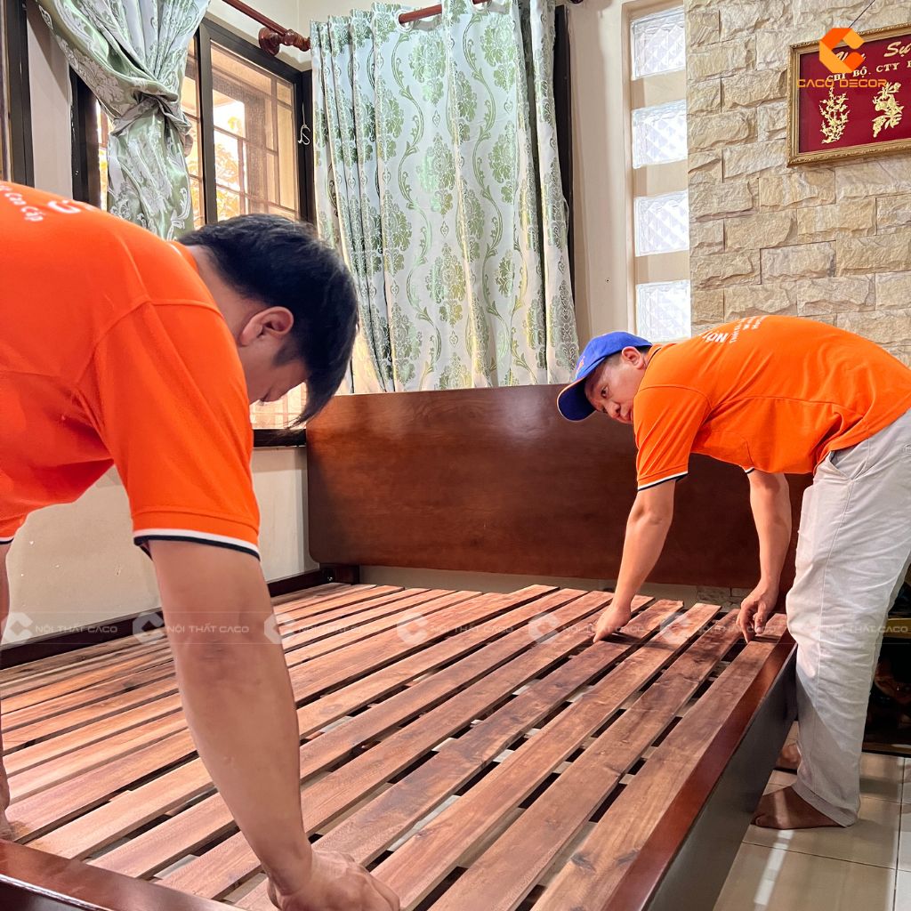 Đội ngũ thợ CaCo lắp đặt giường gỗ sồi tự nhiên tại công trình