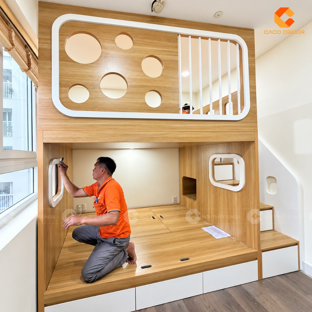 Thợ CaCo căn chỉnh các chi tiết kỹ thuật của giường