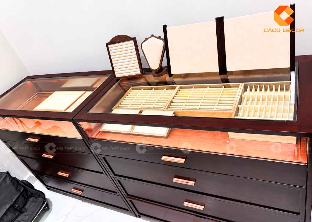 Cận cảnh ngăn trưng bày kính và hệ ngăn kéo tủ gỗ sồi chị Anni