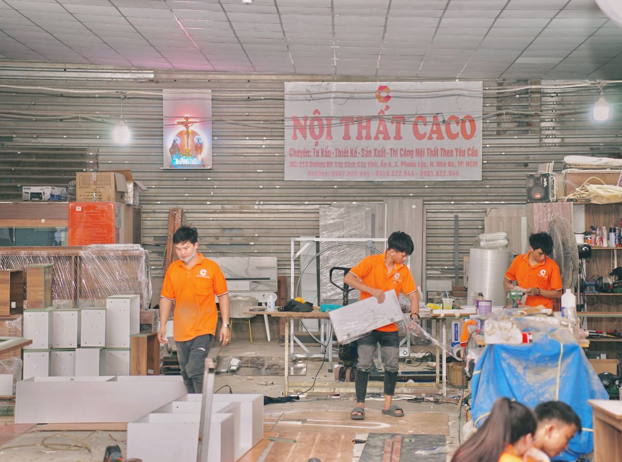 Đội ngũ thợ Nội Thất CaCo làm việc tại xưởng