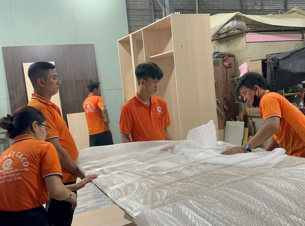 Đóng gói sản phẩm tại xưởng CaCo trước khi giao khách