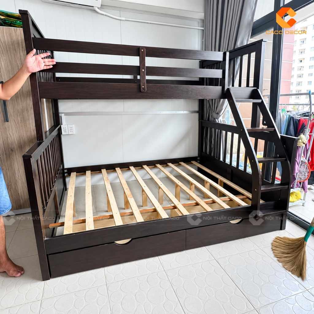 Giường tầng trẻ em màu nâu đậm có cầu thang đứng tại Gò Vấp