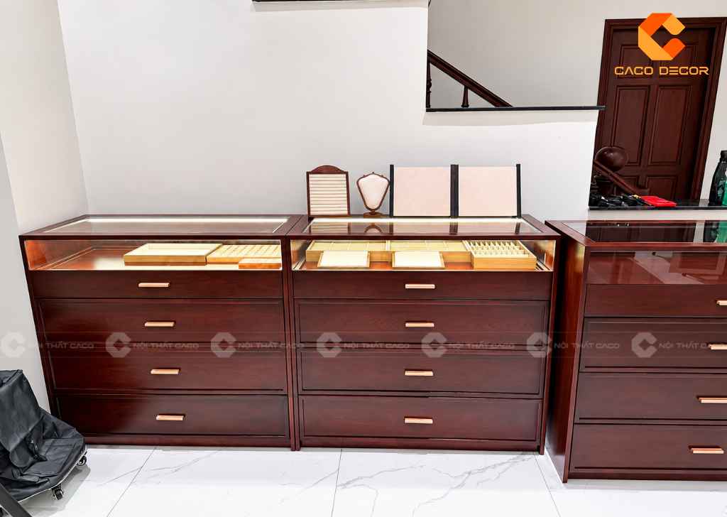 Tổng thể hệ tủ trưng bày gỗ sồi ba cụm liền kề của chị Anni