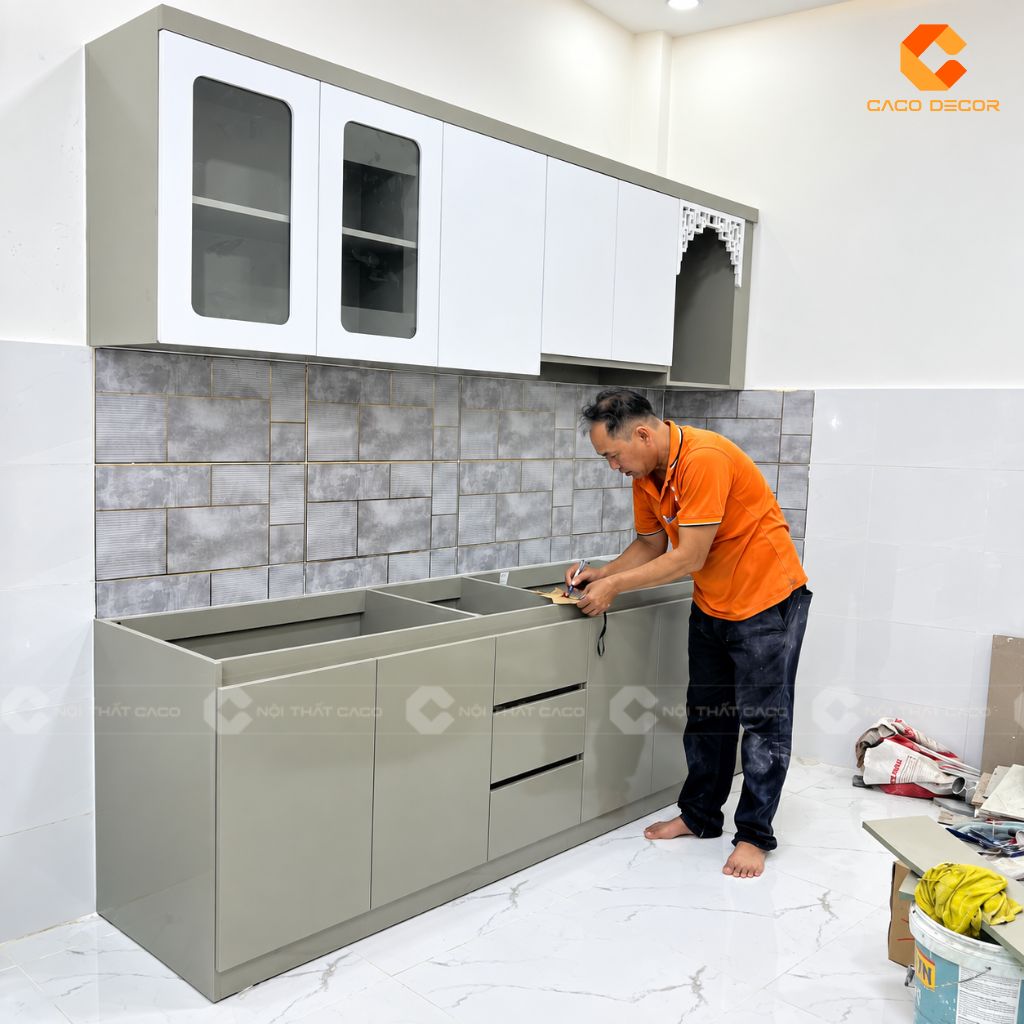 Thợ CaCo thi công và cân chỉnh hệ tủ bếp chị Julia Trương