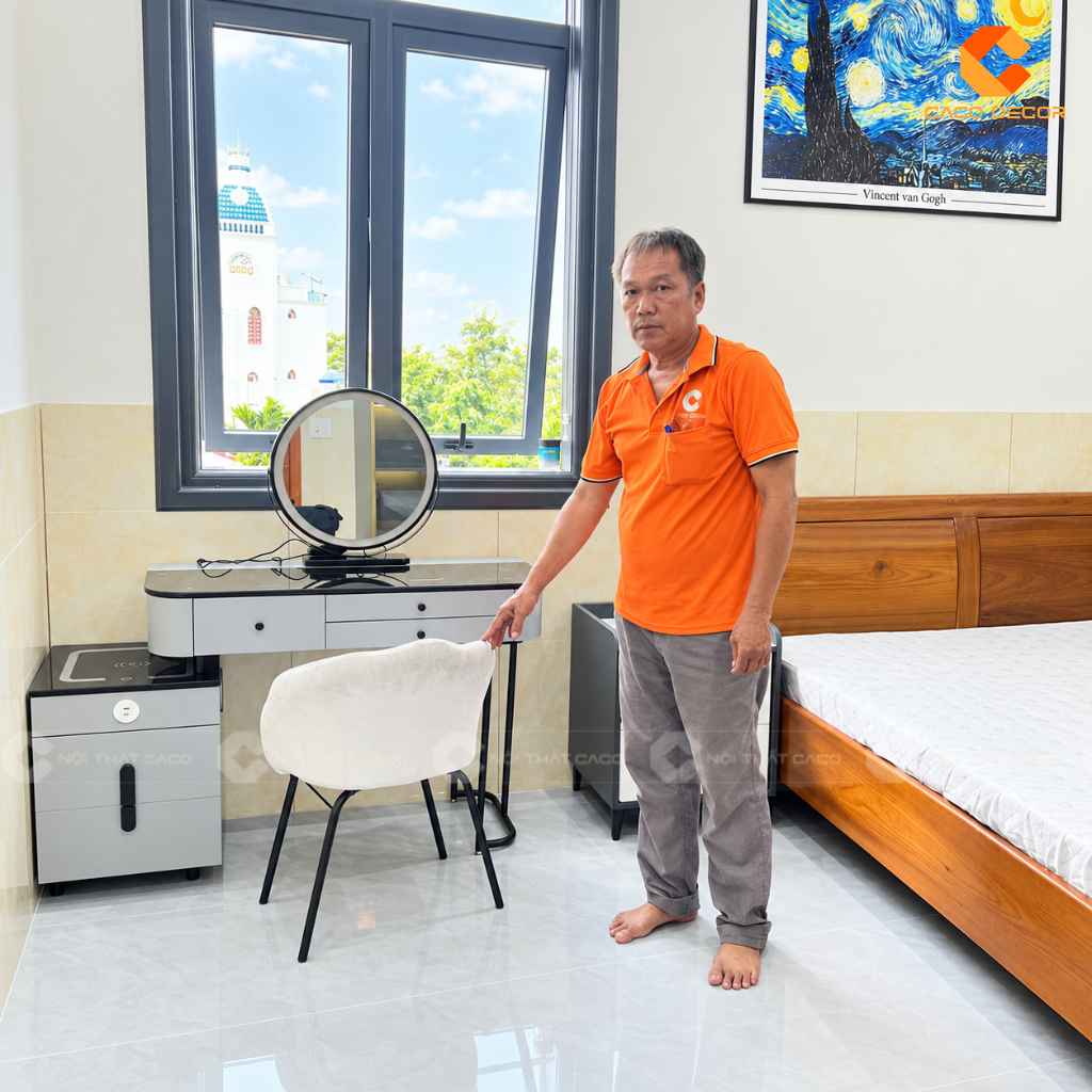 Kiểm tra bàn trang điểm sau khi hoàn thiện tại công trình anh Huy Bảo Lộc