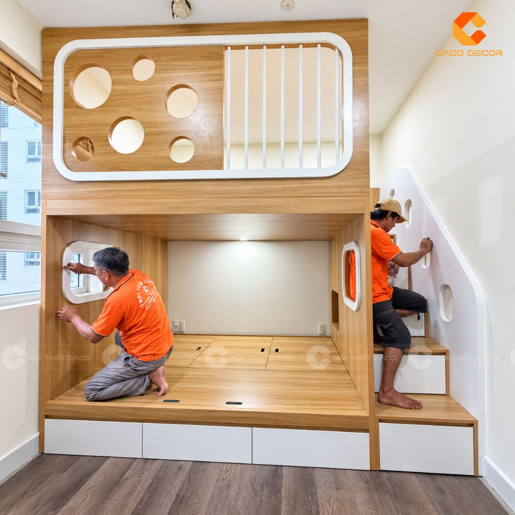 Đội ngũ thợ lắp ráp hoàn thiện sản phẩm