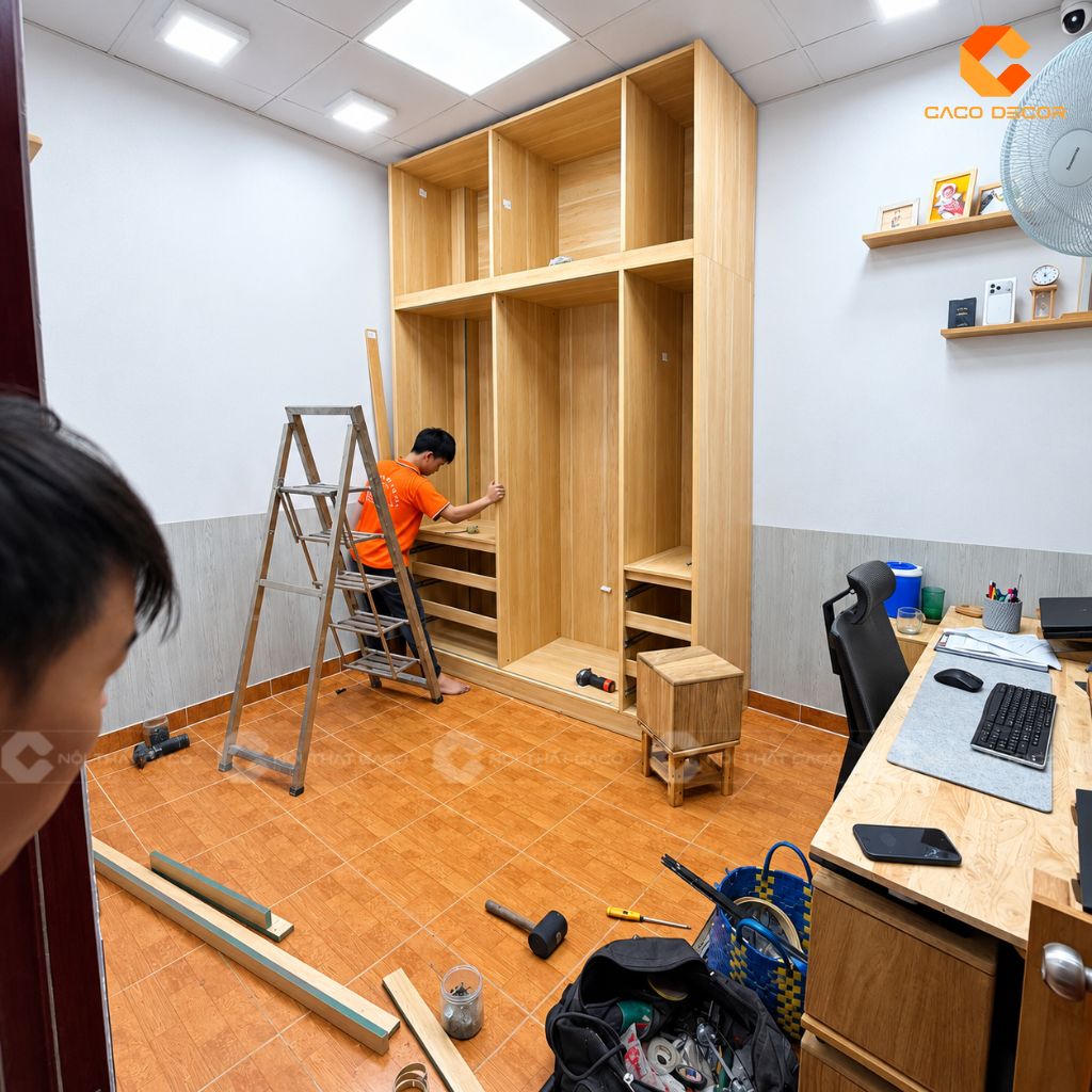 Quá trình thi công và căn chỉnh tủ quần áo kịch trần tại công trình
