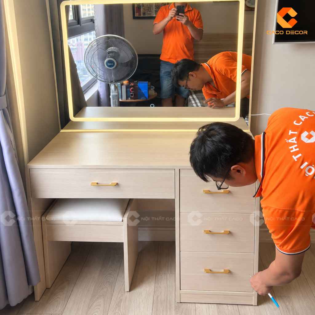 Thợ CaCo kiểm tra bàn trang điểm chị Minh Uyên sau lắp đặt