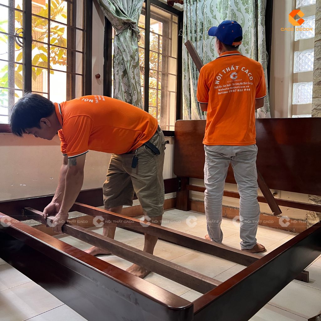 Thợ CaCo thi công giường ngủ gỗ tự nhiên tại nhà khách