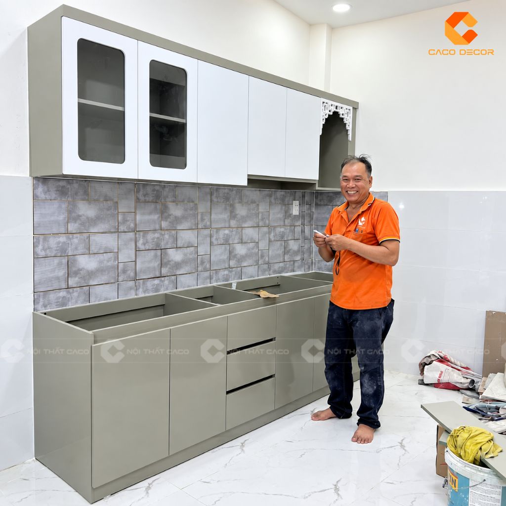 Thợ CaCo kiểm tra tủ bếp chữ I tại công trình chị Julia Trương