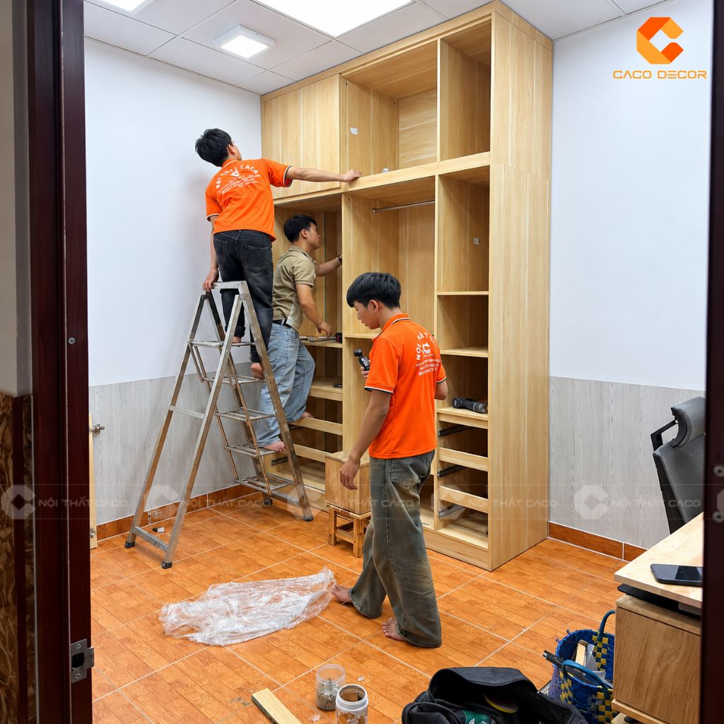 Thợ CaCo lắp đặt tủ quần áo kịch trần cho anh Thắng tại Phú Thạnh