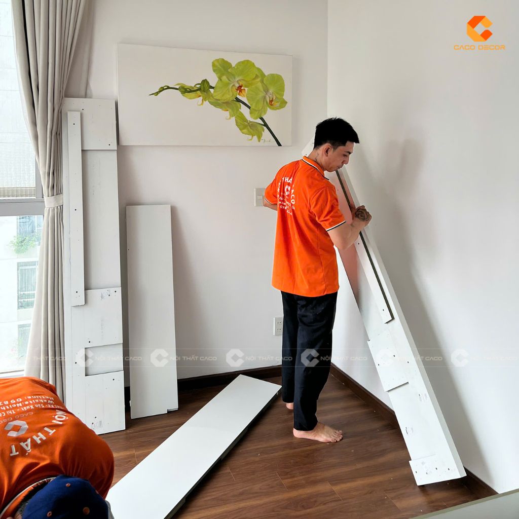 Thợ CaCo lắp đặt giường tại nhà khách
