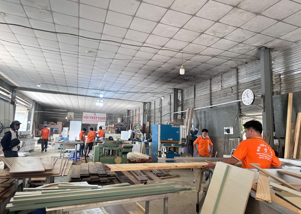 Thợ mộc làm việc tại xưởng Nội Thất CaCo