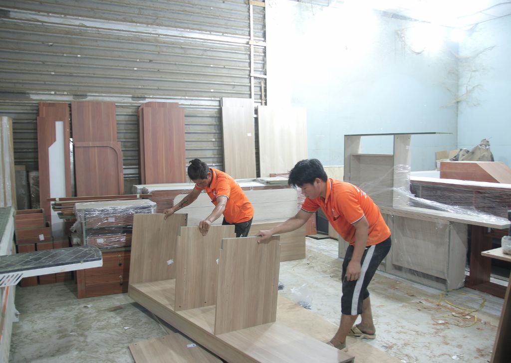 Thợ CaCo hoàn thiện chi tiết nội thất