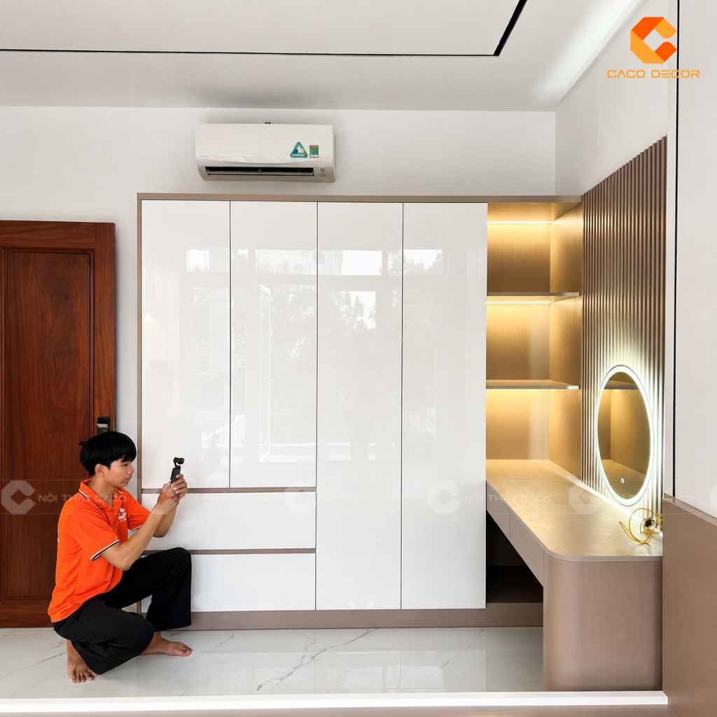 Tủ áo và bàn trang điểm hoàn thiện thực tế tại nhà Phương Hoàng