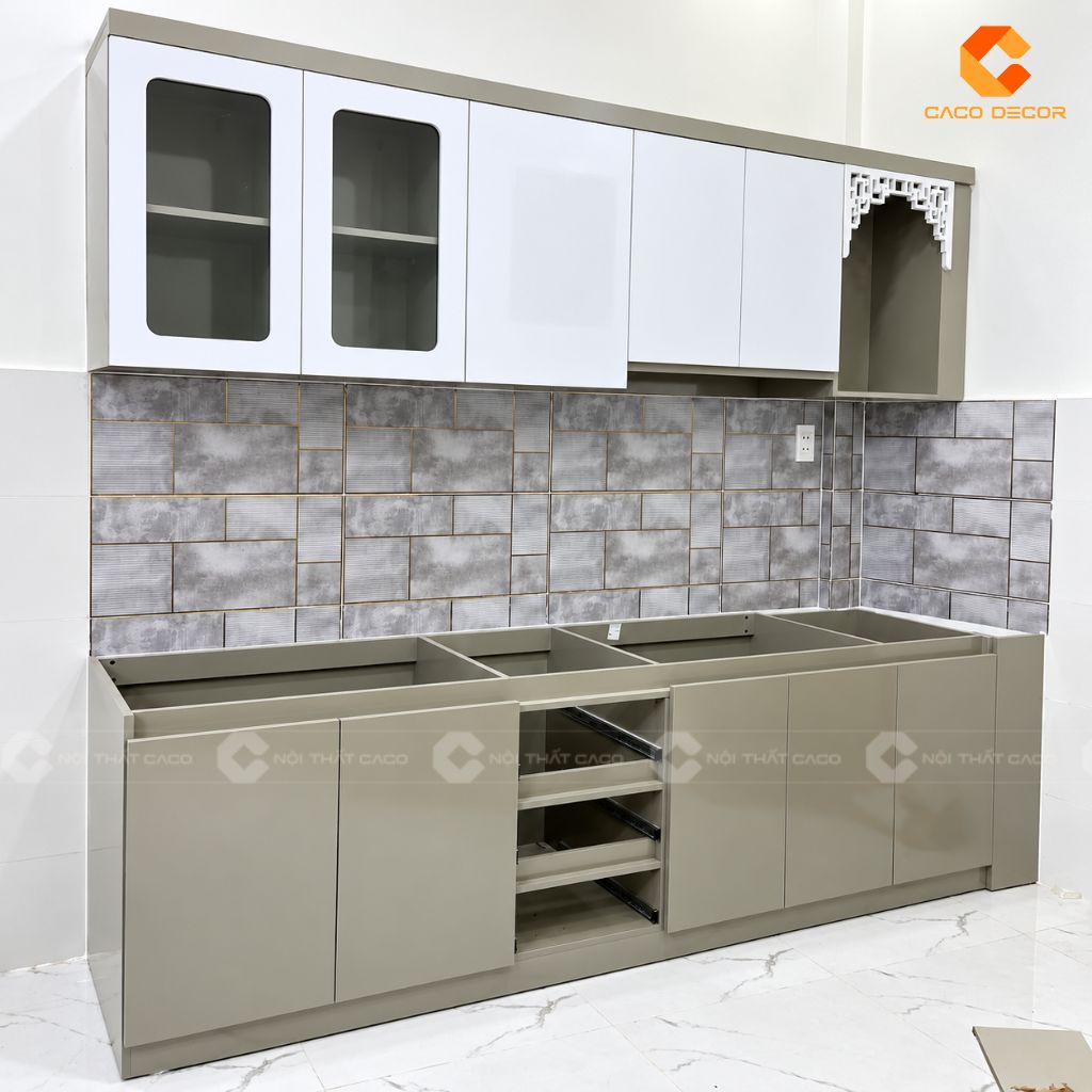 Tủ bếp chữ I xám trắng hoàn thiện cho chị Julia Trương tại phường Minh Phụng