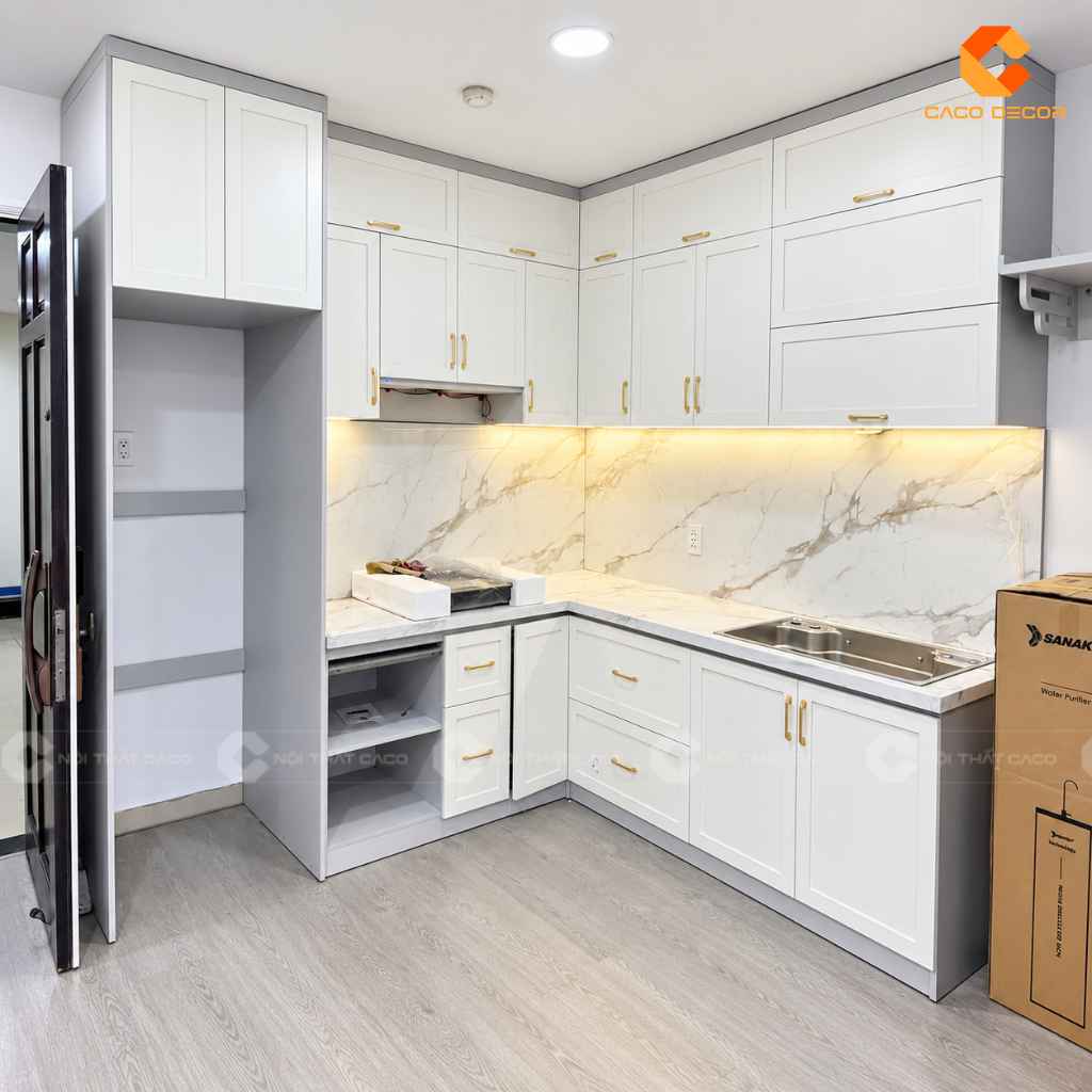 Không gian tủ bếp chữ L hiện đại đầy đủ tiện nghi