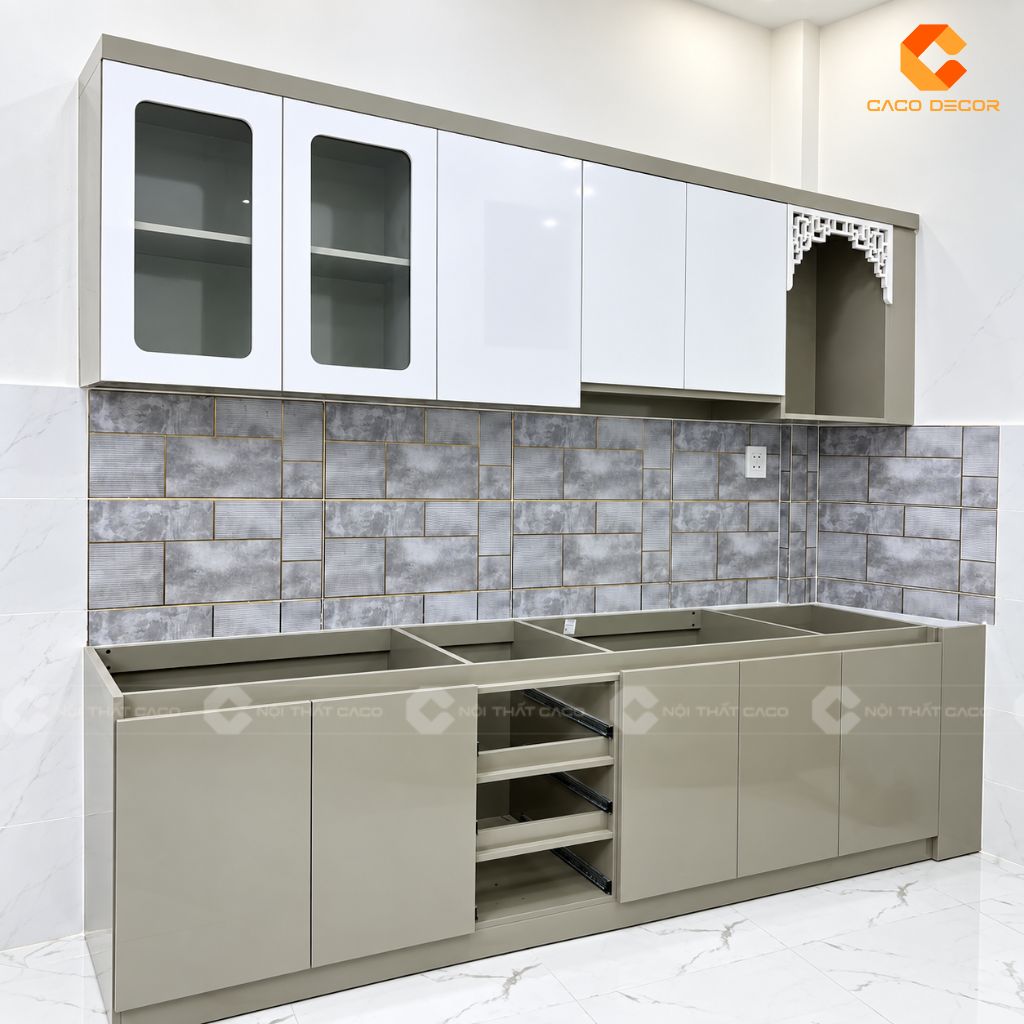 Tủ bếp gỗ công nghiệp nhiều khoang lưu trữ của chị Julia Trương