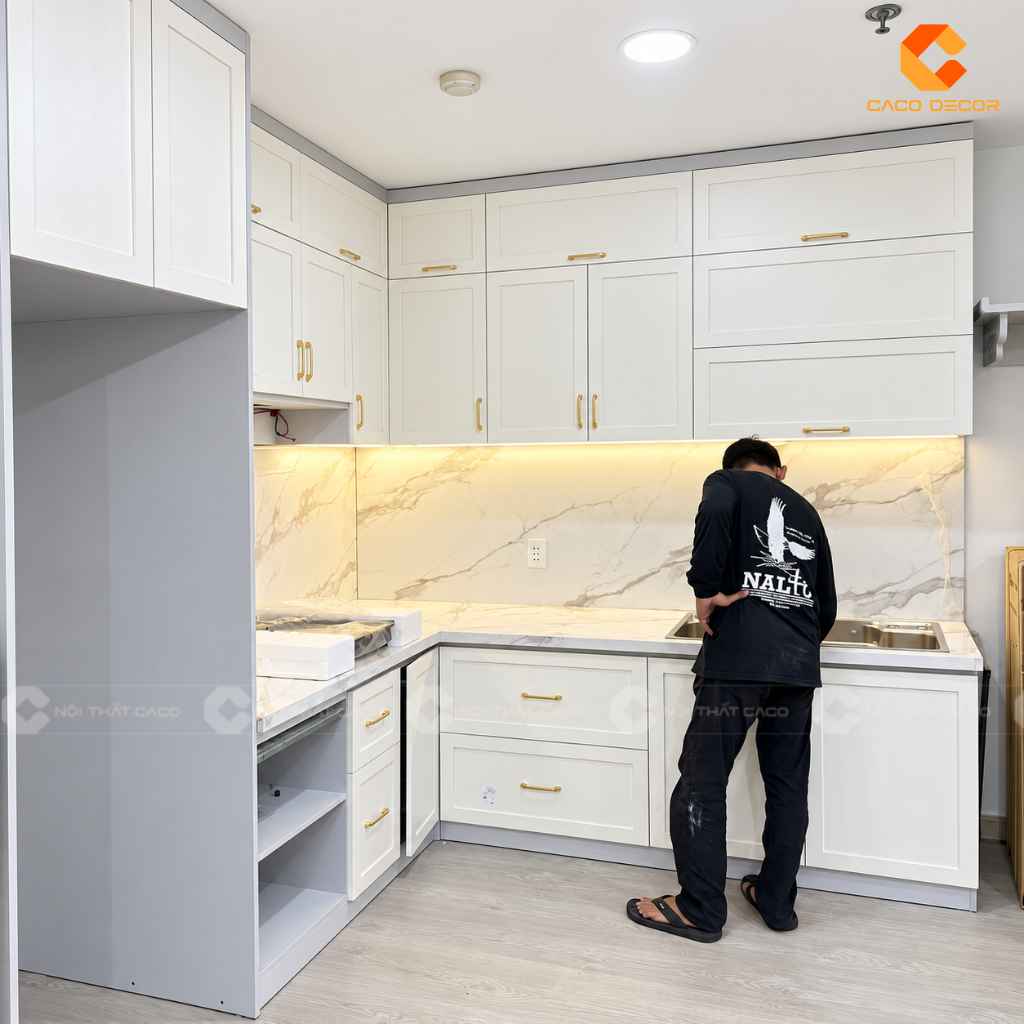 Thợ lắp đặt tủ bếp gỗ công nghiệp TBM120 tại công trình nhà khách