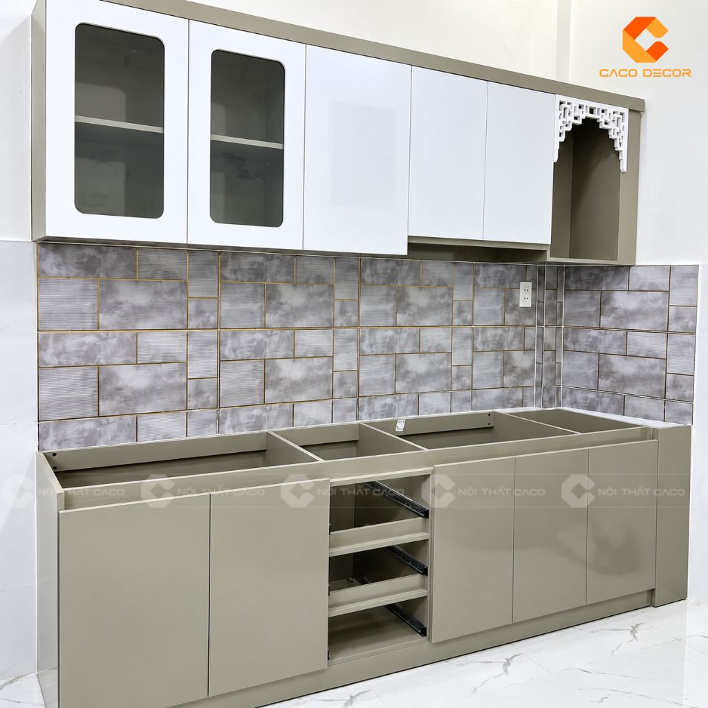 Hệ tủ bếp trên dưới phối xám trắng tại nhà chị Julia Trương