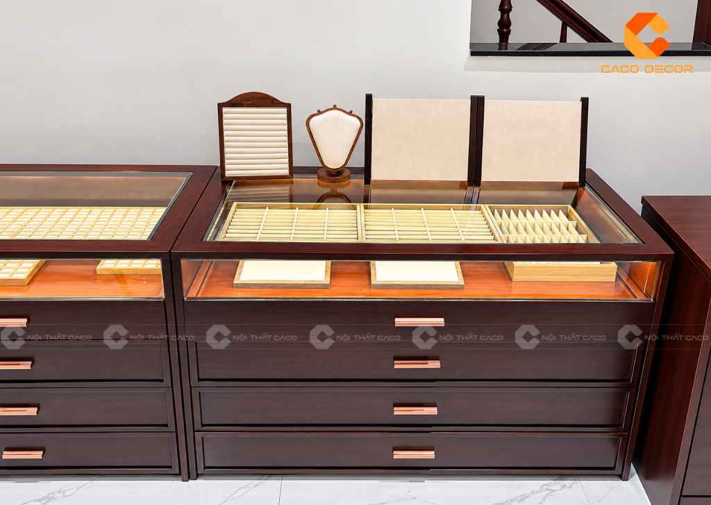 Cận cảnh tủ kệ trưng bày gỗ sồi chị Anni tại phường Gò Vấp