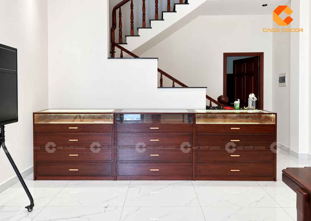 Hệ ba tủ kệ trưng bày gỗ sồi hoàn thiện tại nhà chị Anni Gò Vấp