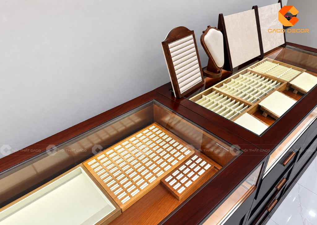 Chi tiết mặt kính và khay trưng bày bên trong tủ gỗ sồi chị Anni