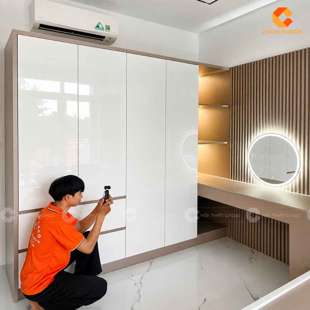 Tủ quần áo acrylic trắng kết hợp bàn trang điểm tone nâu hồng