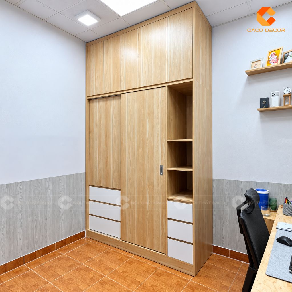 Góc nghiêng tủ quần áo gỗ công nghiệp kịch trần của anh Thắng