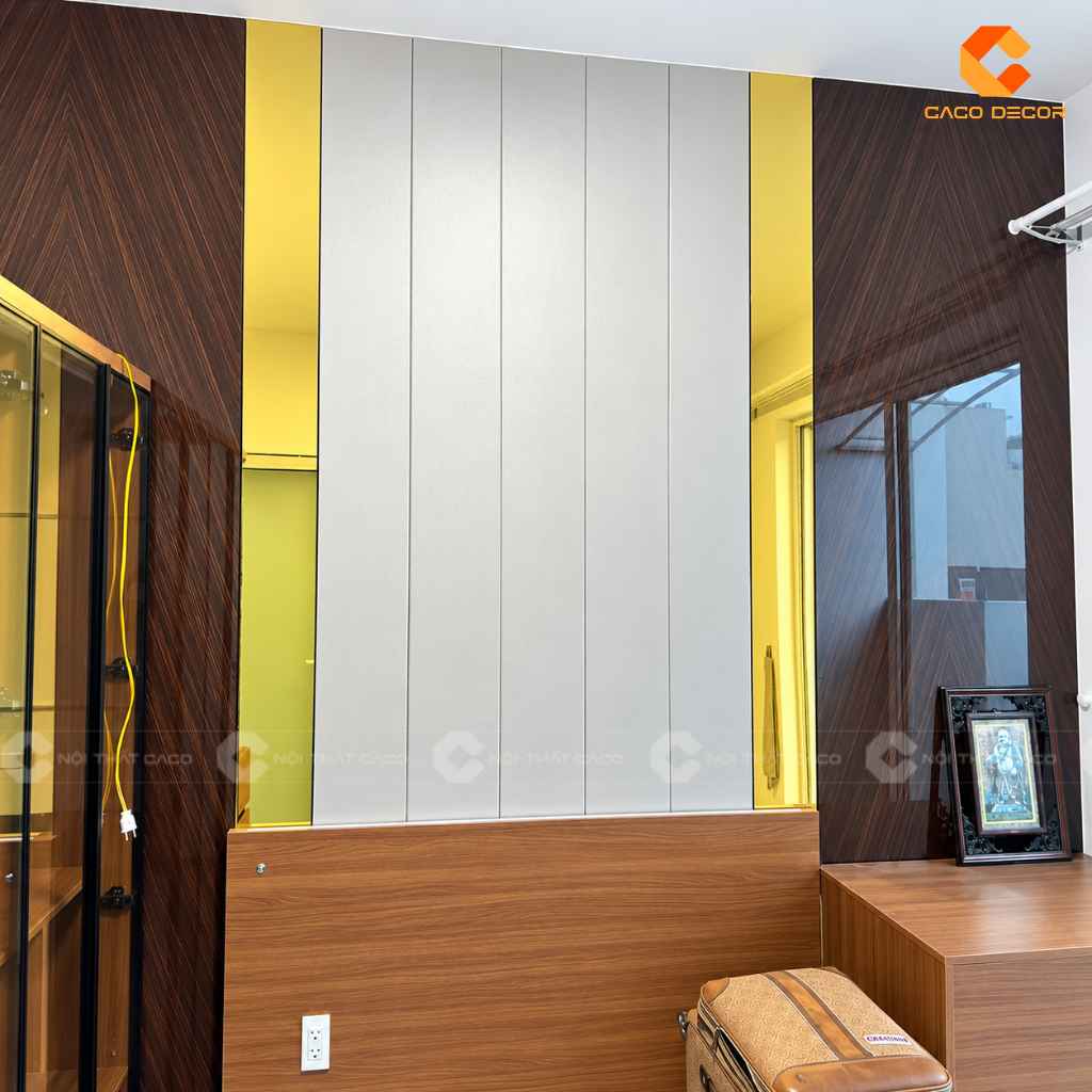 Vách ốp đầu giường màu gỗ ấm cúng tại phòng ngủ