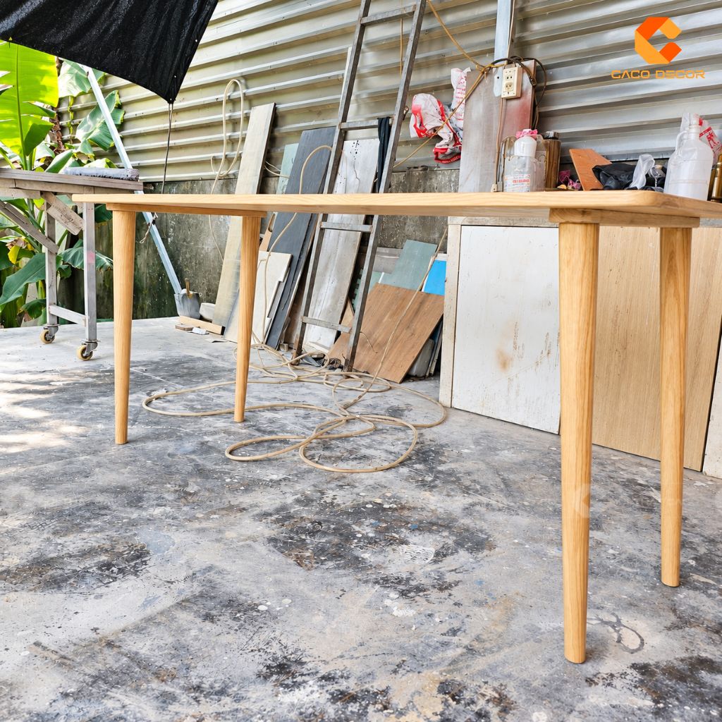 Góc nghiêng bàn làm việc gỗ sồi thiết kế đơn giản tại xưởng