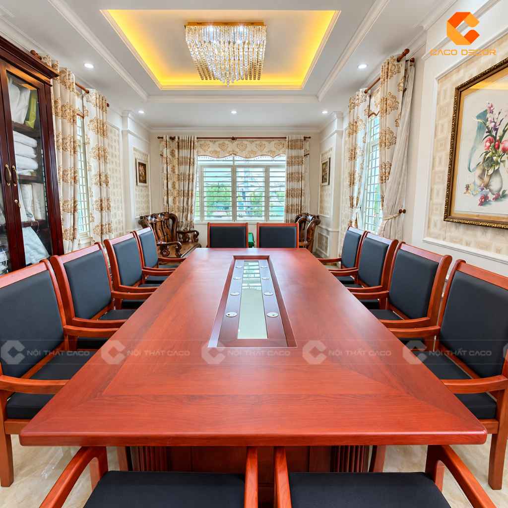 Toàn cảnh bàn họp gỗ gõ đỏ 12 ghế bố trí cân đối trong phòng họp