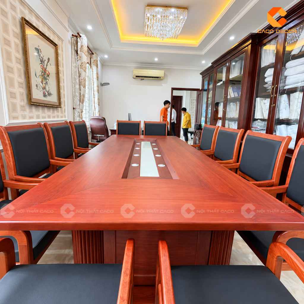 Bàn phòng họp gỗ tự nhiên tông đỏ nổi bật trong không gian văn phòng anh Thạch