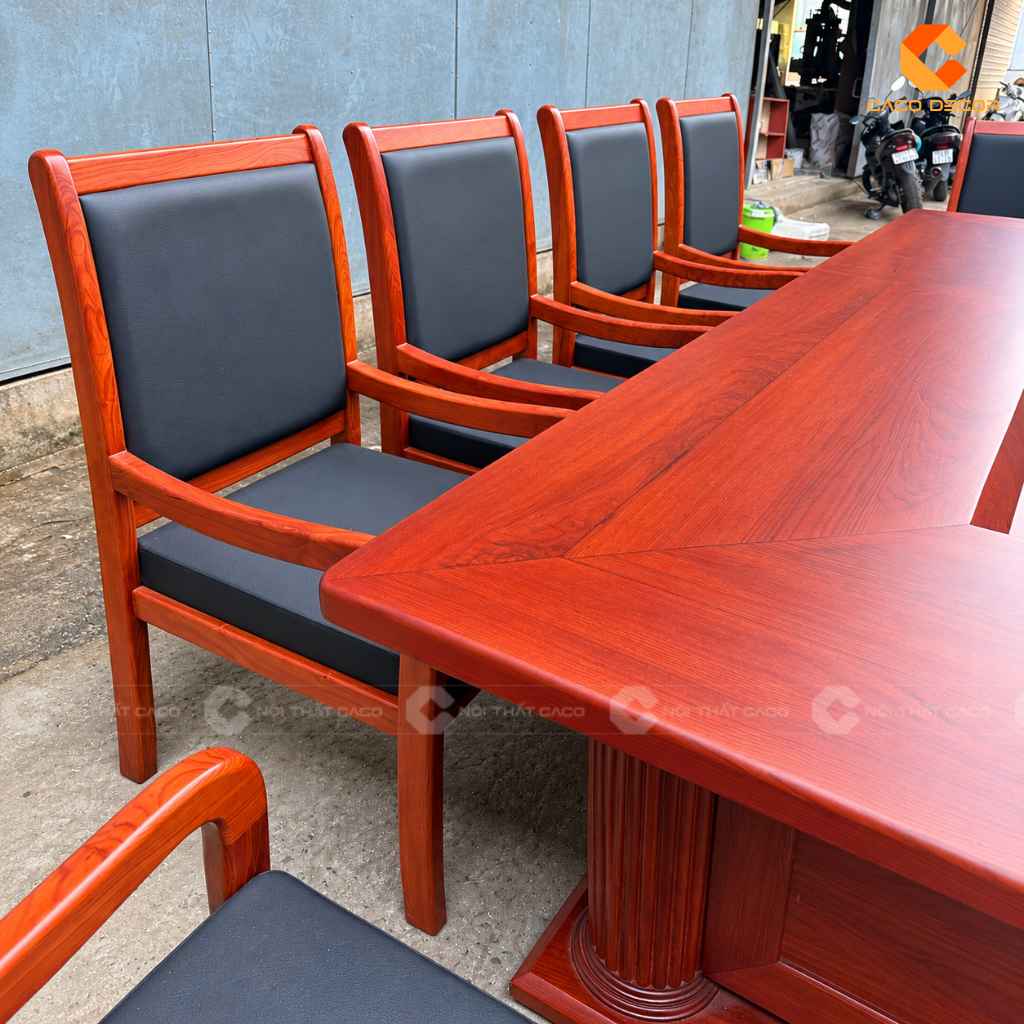 Cận cảnh mặt bàn và ghế đã hoàn thiện tại xưởng CaCo