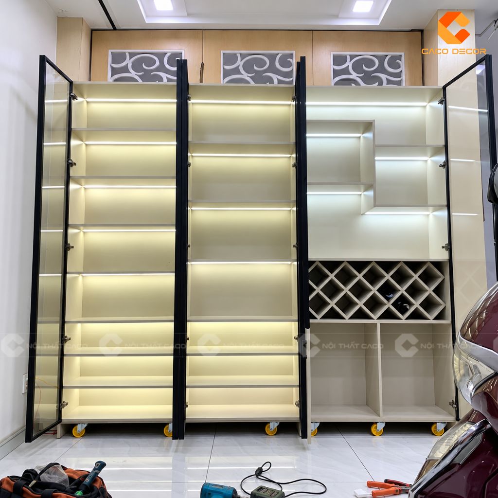 Chi tiết các khoang kệ và hệ LED bên trong tủ trưng bày kết hợp tủ rượu