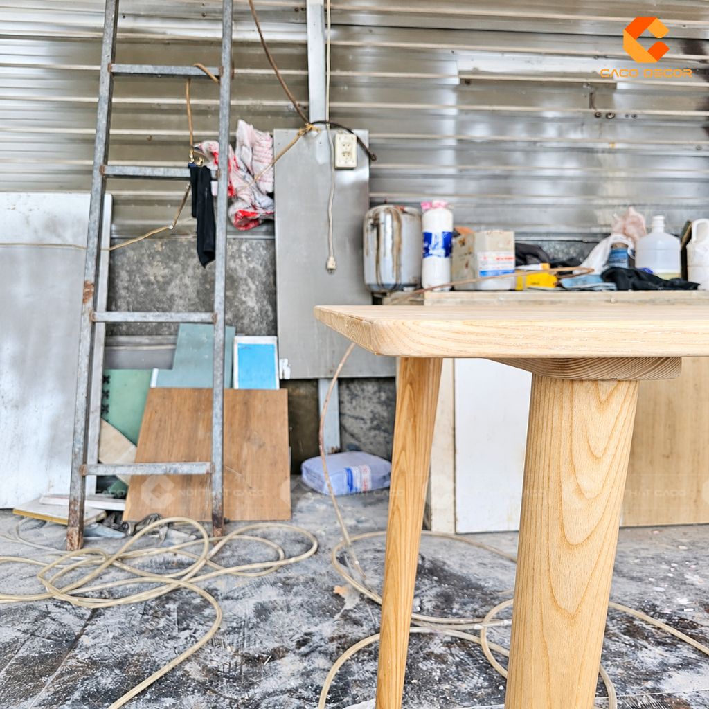 Chi tiết mặt bàn bo cạnh và chân gỗ sồi tự nhiên