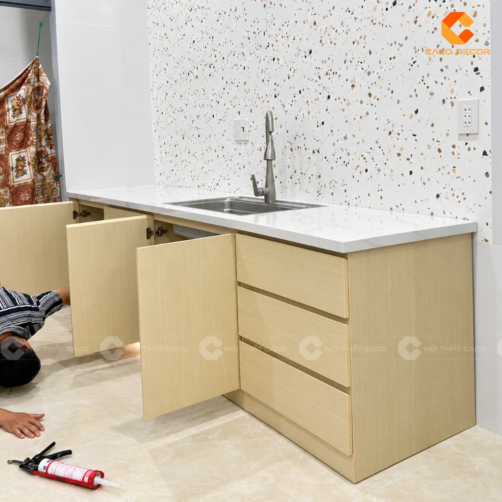 Chi tiết cánh tủ và ngăn kéo của hệ tủ bếp gỗ công nghiệp