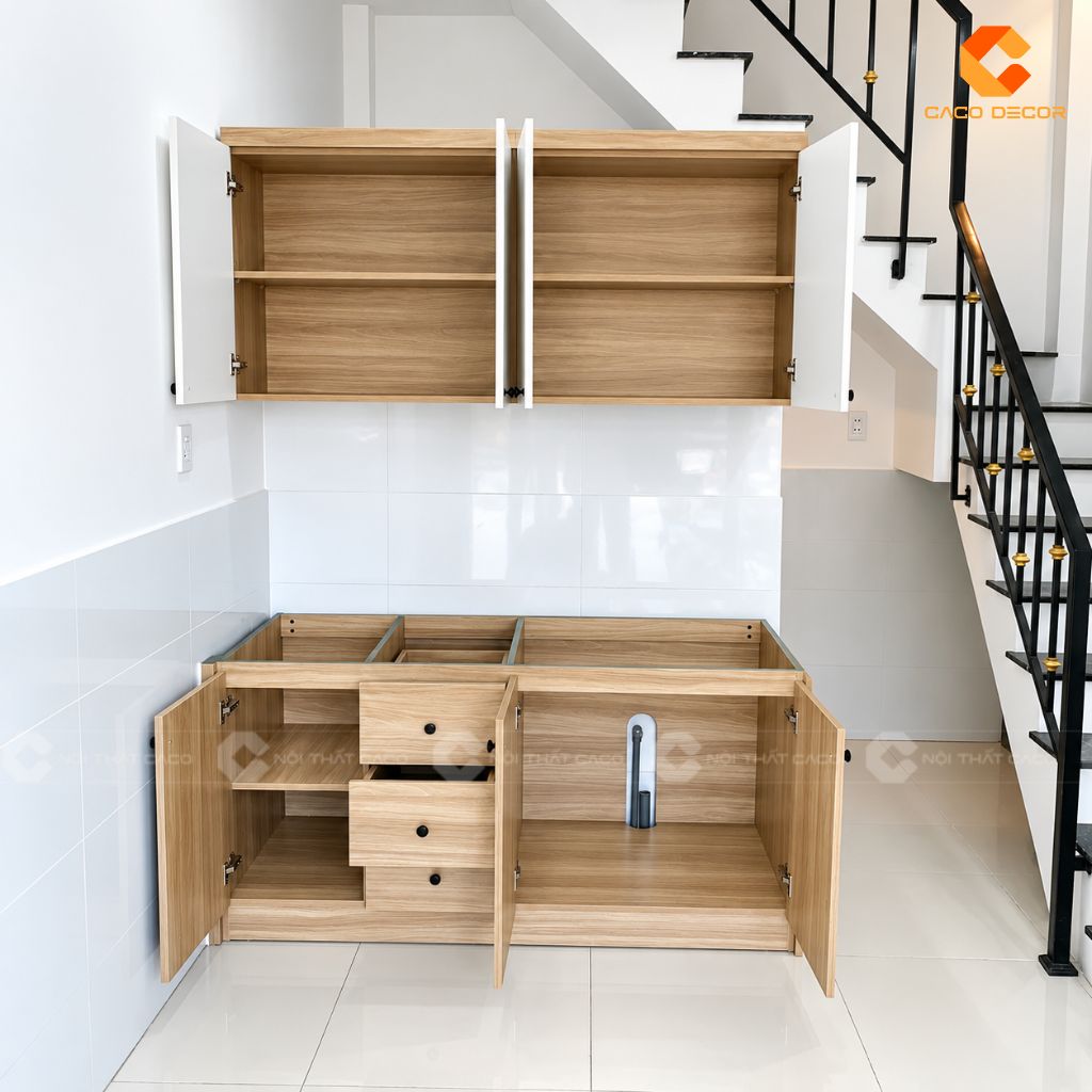 Chi tiết tủ bếp trên dưới với cánh mở và ba hộc kéo tiện dụng