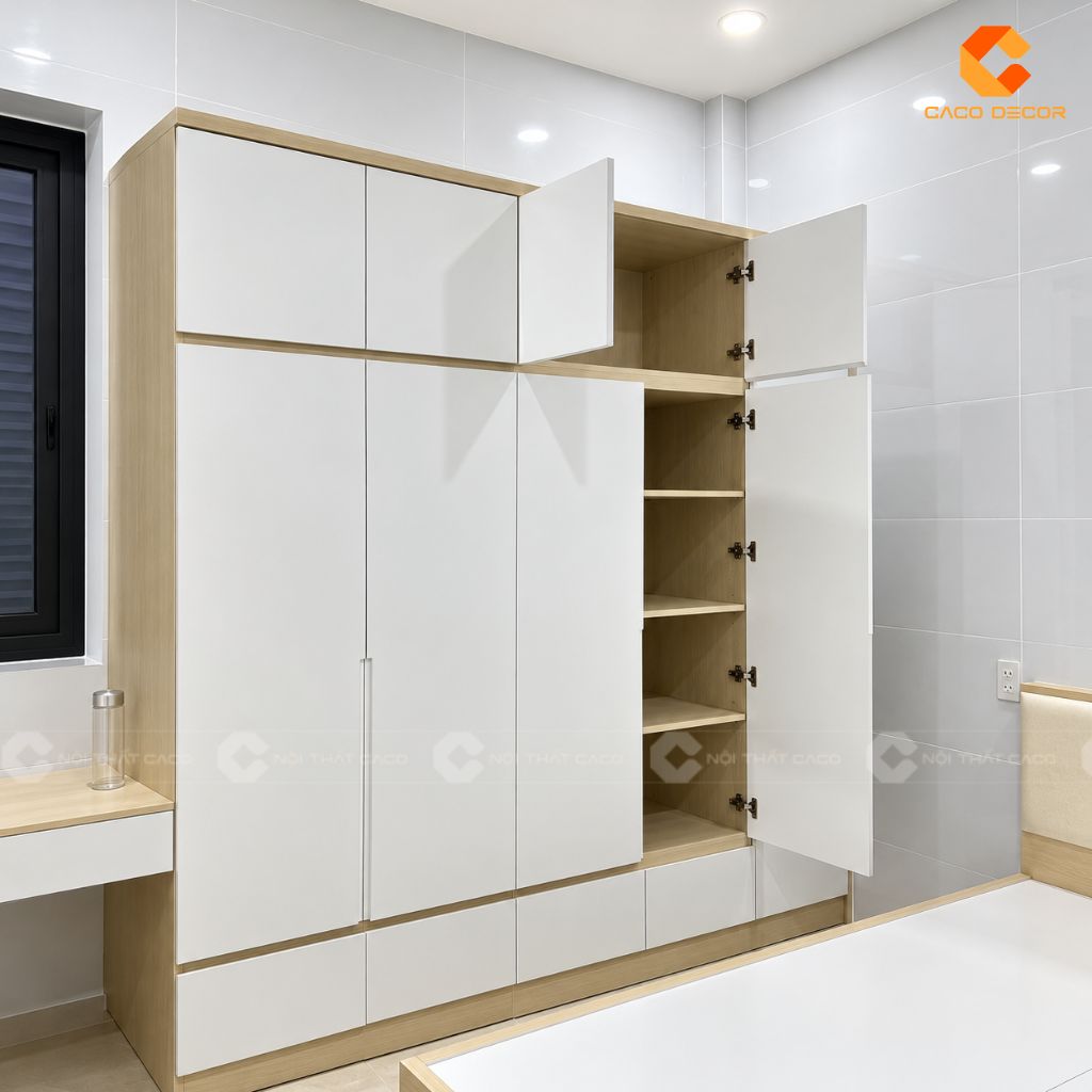 Chi tiết khoang tủ quần áo trắng kết hợp vân gỗ sáng của anh Hiệp