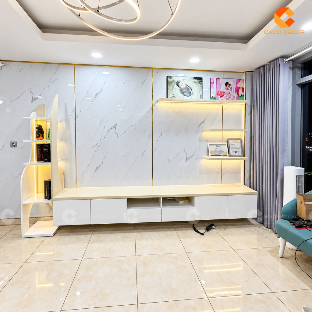 Toàn cảnh combo kệ tivi và kệ trang trí có LED nhà anh Hennessy